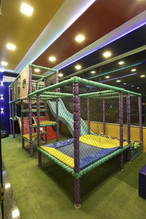 Área de juegos infantiles bajo techo