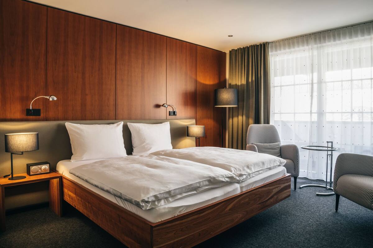 Dobbeltrom – comfort, utsikt mot vingård | Sengetøy av topp kvalitet, dundyner, minibar og safe på rommet