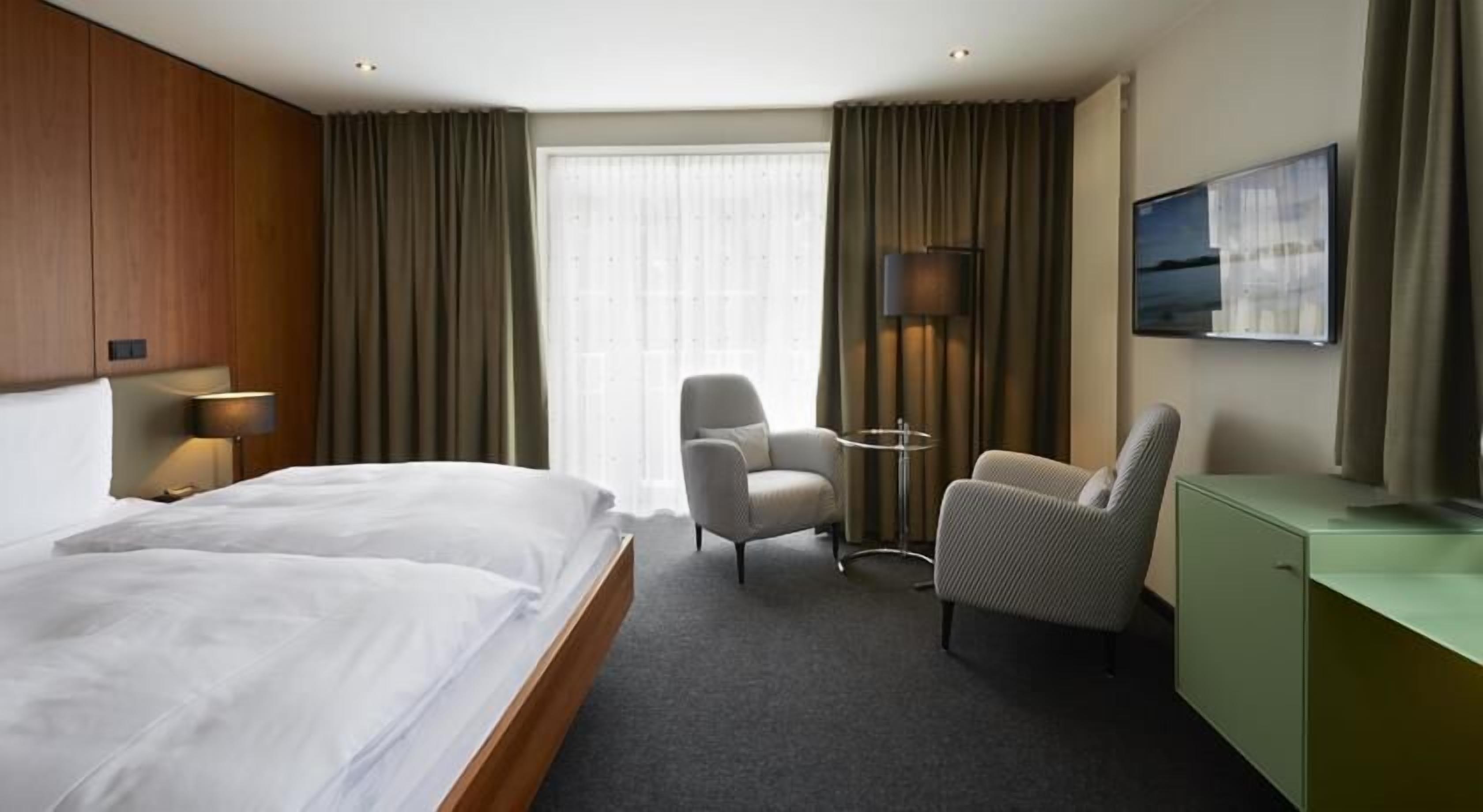 40-inch flat-screen tv with cable channels, tv