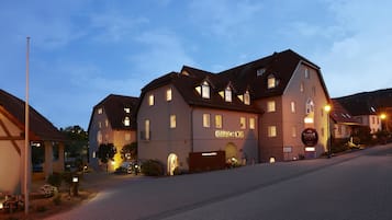 Fassade der Unterkunft – Abend/Nacht