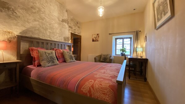 Dobbeltrom – classic, eget bad, hageutsikt (Ecogite 3 épis GdF)