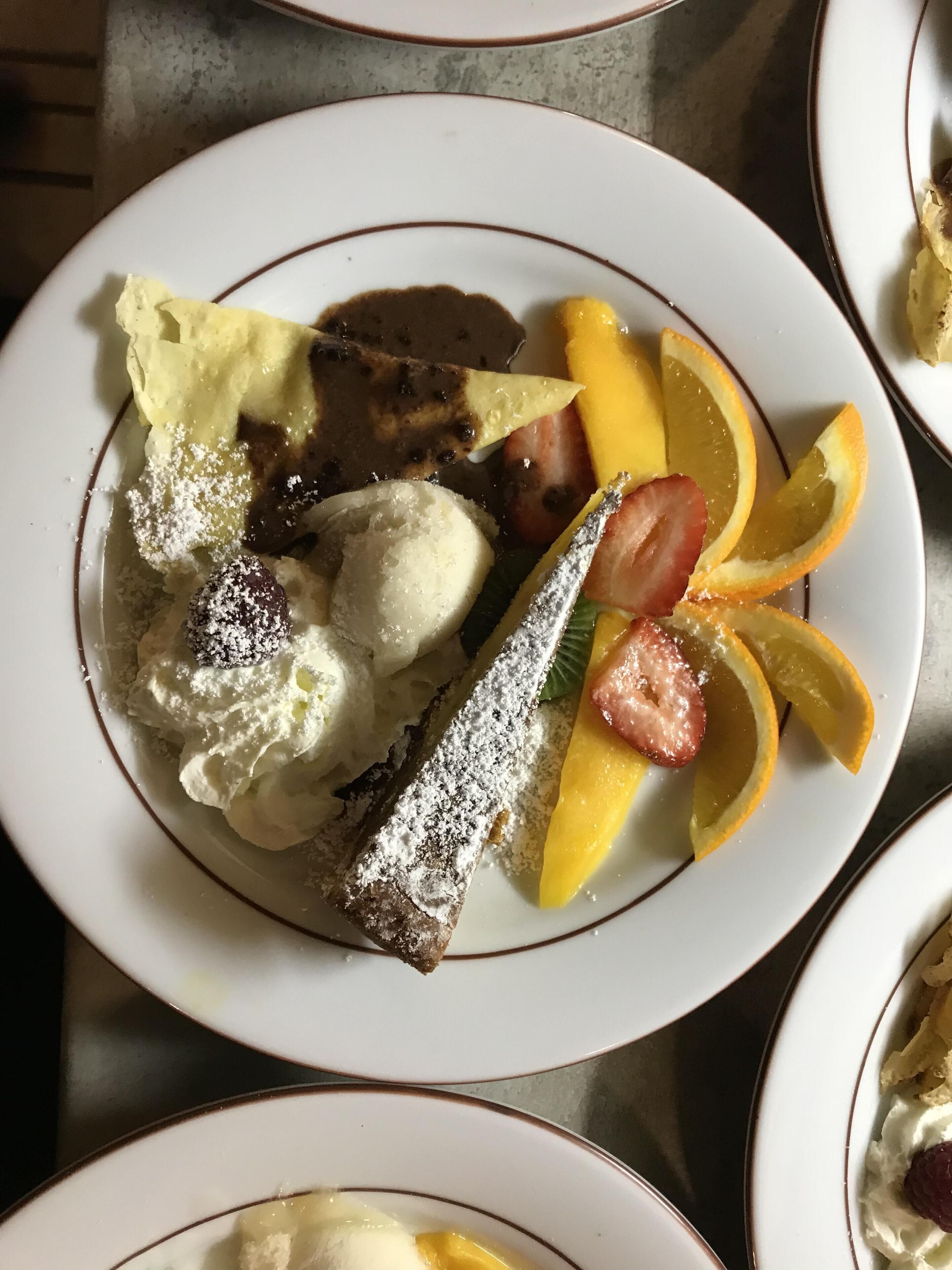 En desserttallerken med is, frugt og flormelis.