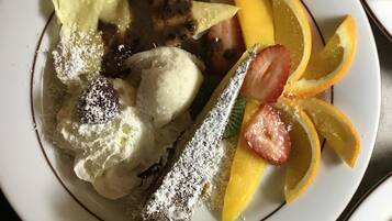 En desserttallerken med is, frugt og flormelis.