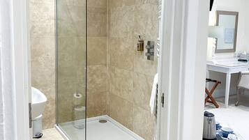 Standard Double Room, Ensuite | Bathroom | Hair dryer, towels, soap, shampoo