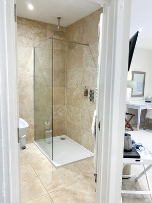 Chambre Standard double, salle de bain attenante | Salle de bain | Séchoir à cheveux, serviettes fournies, savon, shampooing