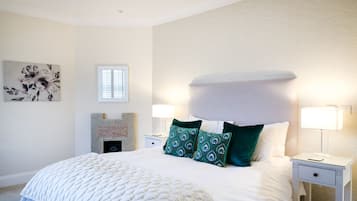 Phòng đôi Superior, có phòng tắm riêng | Bộ đồ giường cao cấp, bàn, khu vực làm việc phù hợp cho laptop