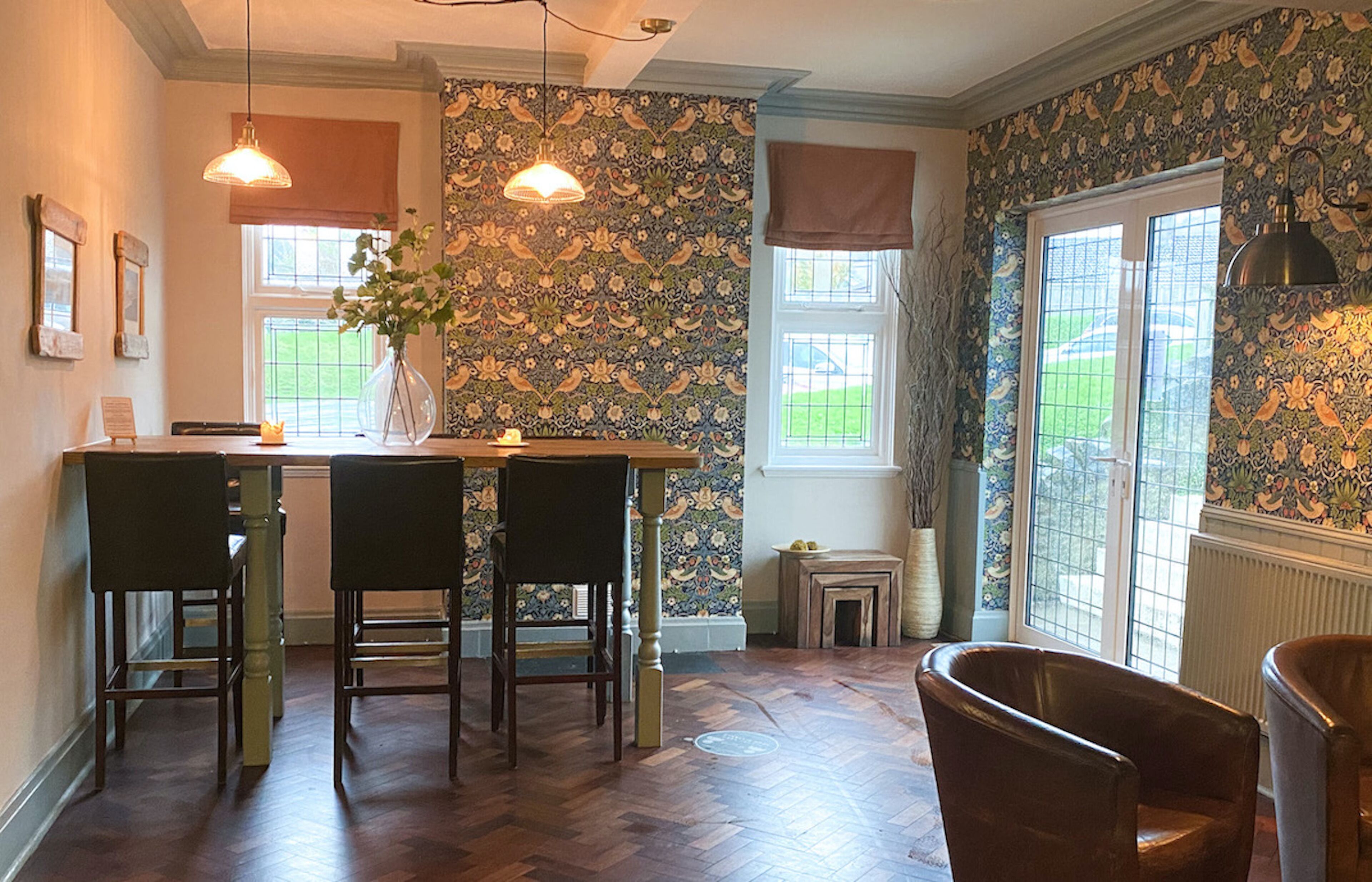 Bar (trong khuôn viên)