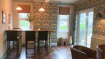 Bar (trong khuôn viên)