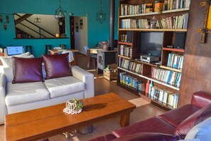 32-Zoll-LED-Fernseher mit Digitalempfang, Fernseher, Bücher