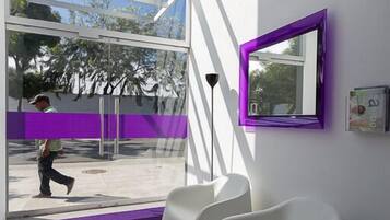 Televisión LED de 32 pulgadas con canales por cable y televisión