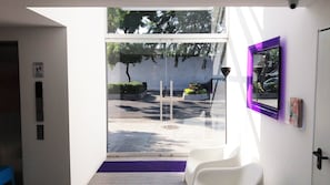 Coin salon dans le hall