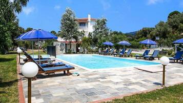 Piscine extérieure, parasols de plage, chaises longues