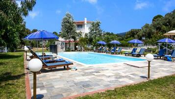 Piscine extérieure, parasols de plage, chaises longues
