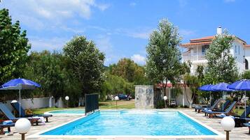 Piscine extérieure, parasols de plage, chaises longues