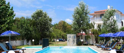 Hồ bơi ngoài trời, dù/ô trên bãi biển/hồ bơi, ghế dài tắm nắng