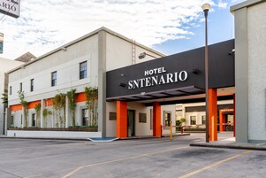 Entrada de hotel con un letrero que dice 'HOTEL SNTENARIO'.