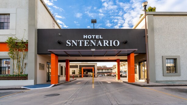 A hotel entrance with a sign reading "HOTEL SNTENARIO". - Hotel Sntenario (Chihuahua)