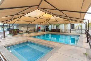 Una piscina al aire libre de temporada