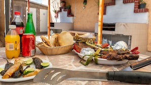 A table with food, drinks, and a knife. - Hotel Sntenario (Chihuahua)