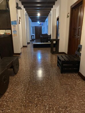 28-英寸LED 电视 （配备有线频道）、电视