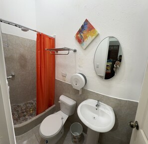 Kamar Triple Keluarga | Kamar mandi | Perlengkapan mandi gratis, handuk, sabun, dan sampo