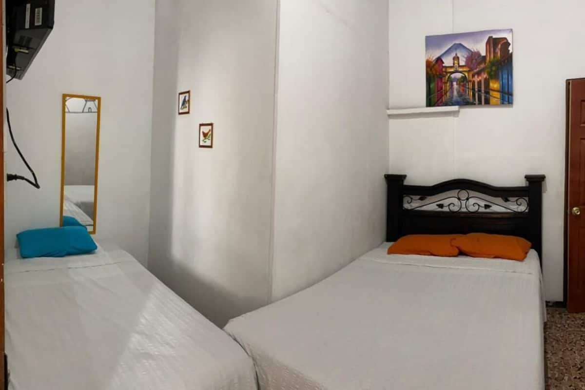 Basic-Doppelzimmer, eigenes Bad, Erdgeschoss | 1 Schlafzimmer, kostenloses WLAN, Bettwäsche
