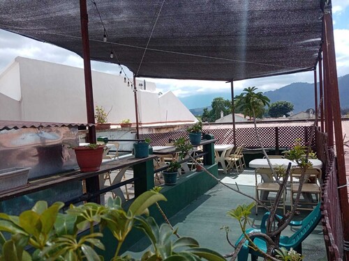 Feathers Hotel and Lounge - Hostel