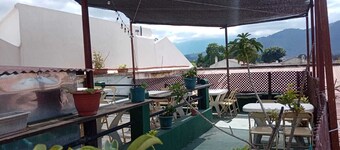 Feathers Hotel and Lounge - Hostel