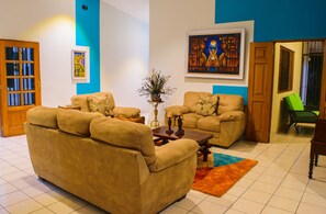 32-inch flat-screen TV with cable channels, TV - Hotel Fontana (Managua)