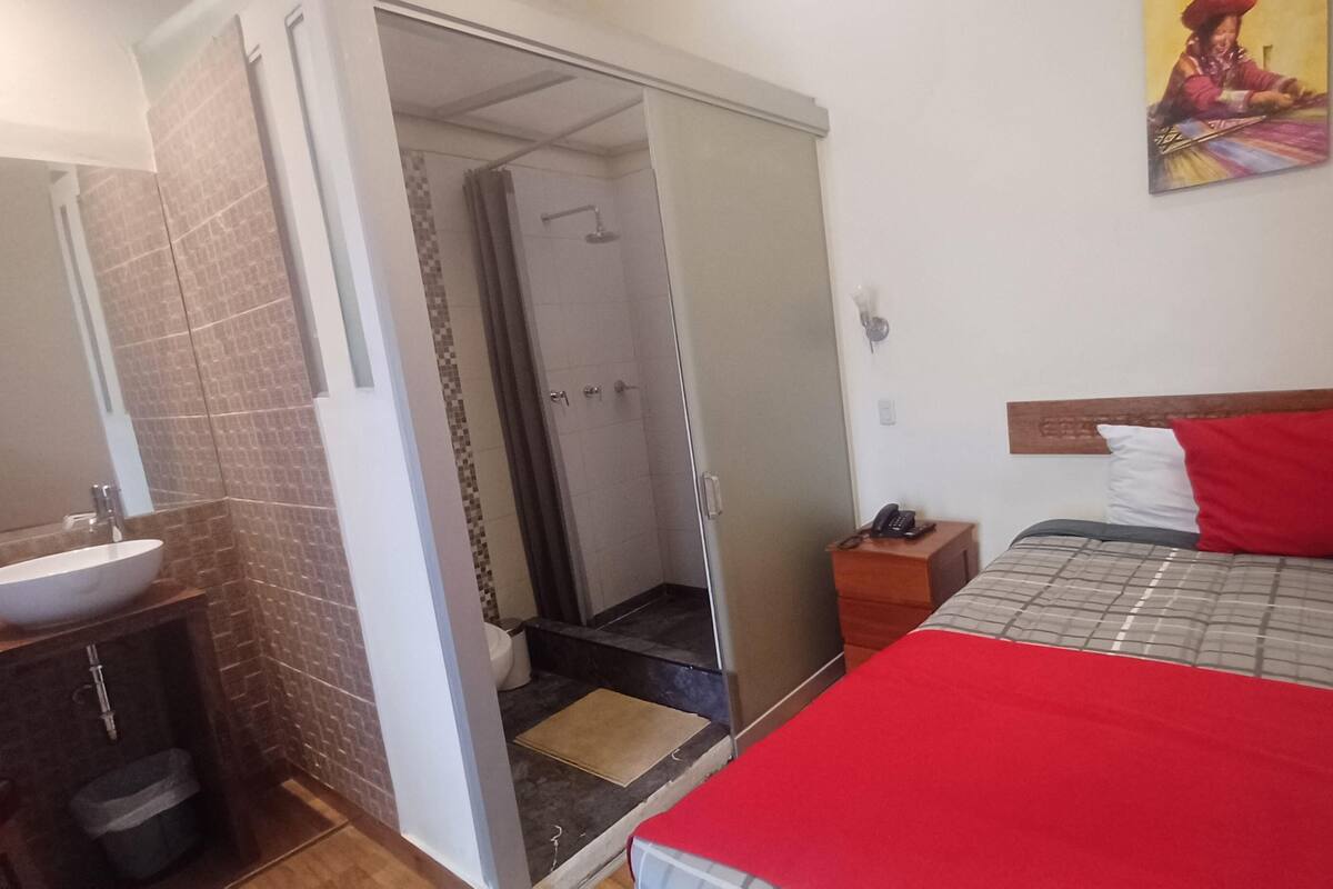 Cubrecamas, escritorio, wifi gratis y ropa de cama 
