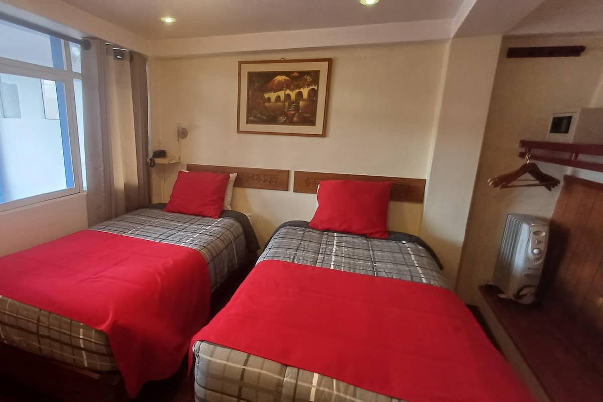 Cubrecamas, escritorio, wifi gratis y ropa de cama 