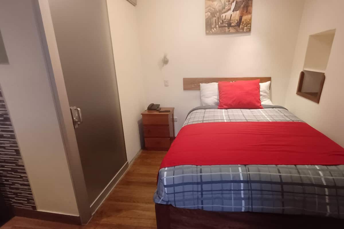 Cubrecamas, escritorio, wifi gratis y ropa de cama 