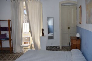 Private family room | WiFi (free), bed sheets
