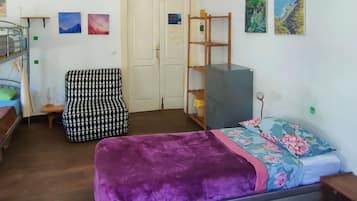 Cama en dormitorio compartido de 6 camas | Wifi gratis y ropa de cama