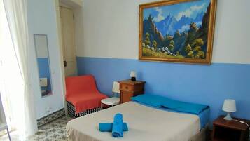 Neljän hengen perhehuone, 1 makuuhuone, jaettu kylpyhuone | Lisävuoteet, ilmainen Wi-Fi, vuodevaatteet