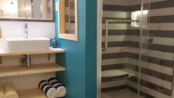 Suite estudio romántica, 1 habitación | Baño | Regadera, amenidades de baño gratuitas, secadora de cabello, toallas