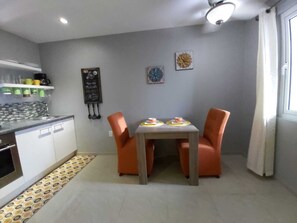 Apartment, 1 Bedroom | In-room dining