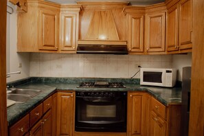 Departamento estándar | Cocina privada | Refrigerador, microondas, cafetera y tetera y utensilios de cocina 