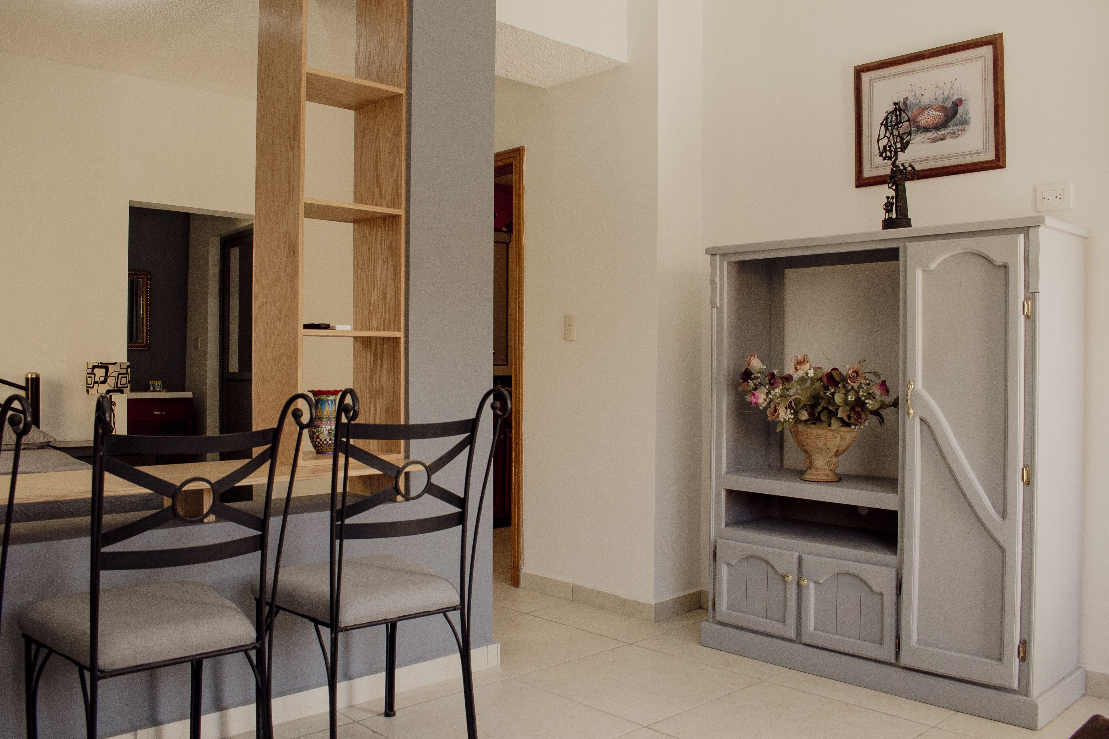 標準公寓 | 起居區 | 27-吋電視，提供有線頻道