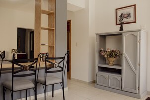 标准公寓 | 起居区 | 27-英寸电视（配备有线频道）