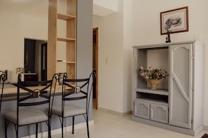 Standard-huoneisto | Oleskelualue | 27–tuumainen televisio, jossa kaapelikanavat