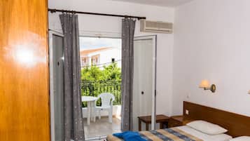 Kühlschrank, Herdplatte, Wasserkocher, Kochgeschirr/Geschirr/Besteck