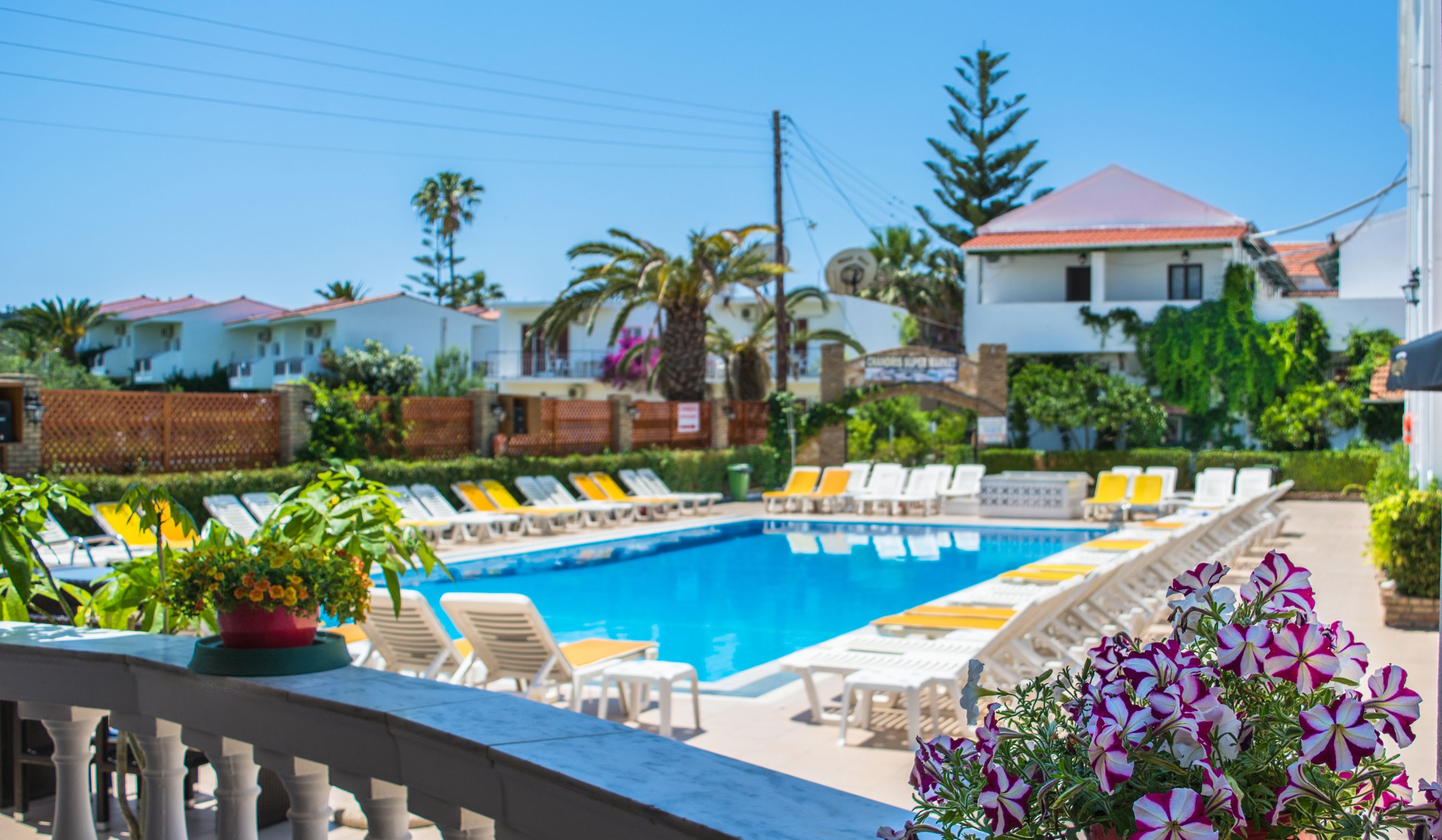 Außenpool, Sonnenschirme, Liegestühle