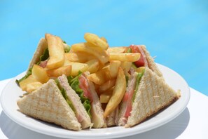 Petit déjeuner, déjeuner et dîner servis sur place