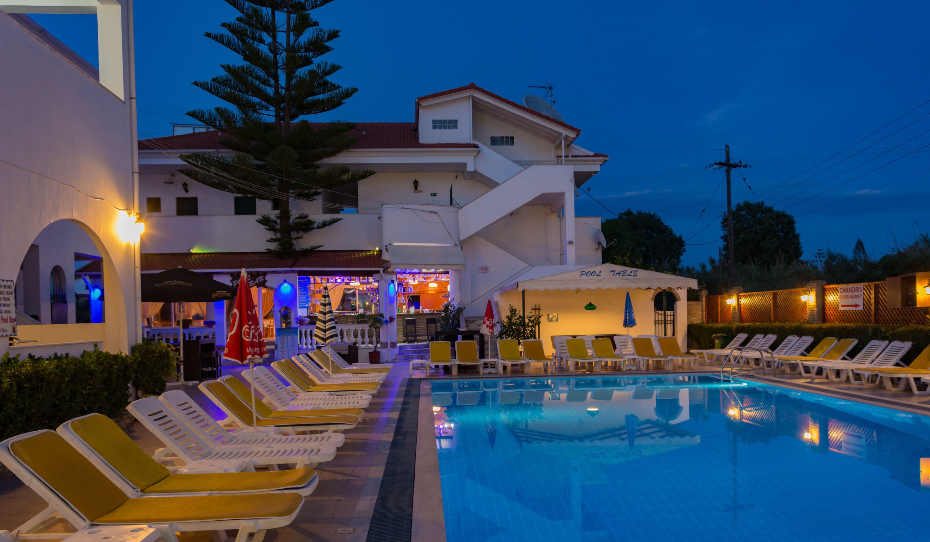 Alberca al aire libre, sombrillas en la alberca y camastros 