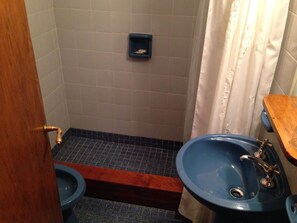 Standard-Dreibettzimmer | Badezimmer | Kostenlose Toilettenartikel, Bidet