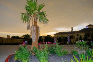 Bagian depan properti - sore/malam