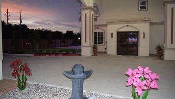 Mặt tiền nơi lưu trú - ban đêm