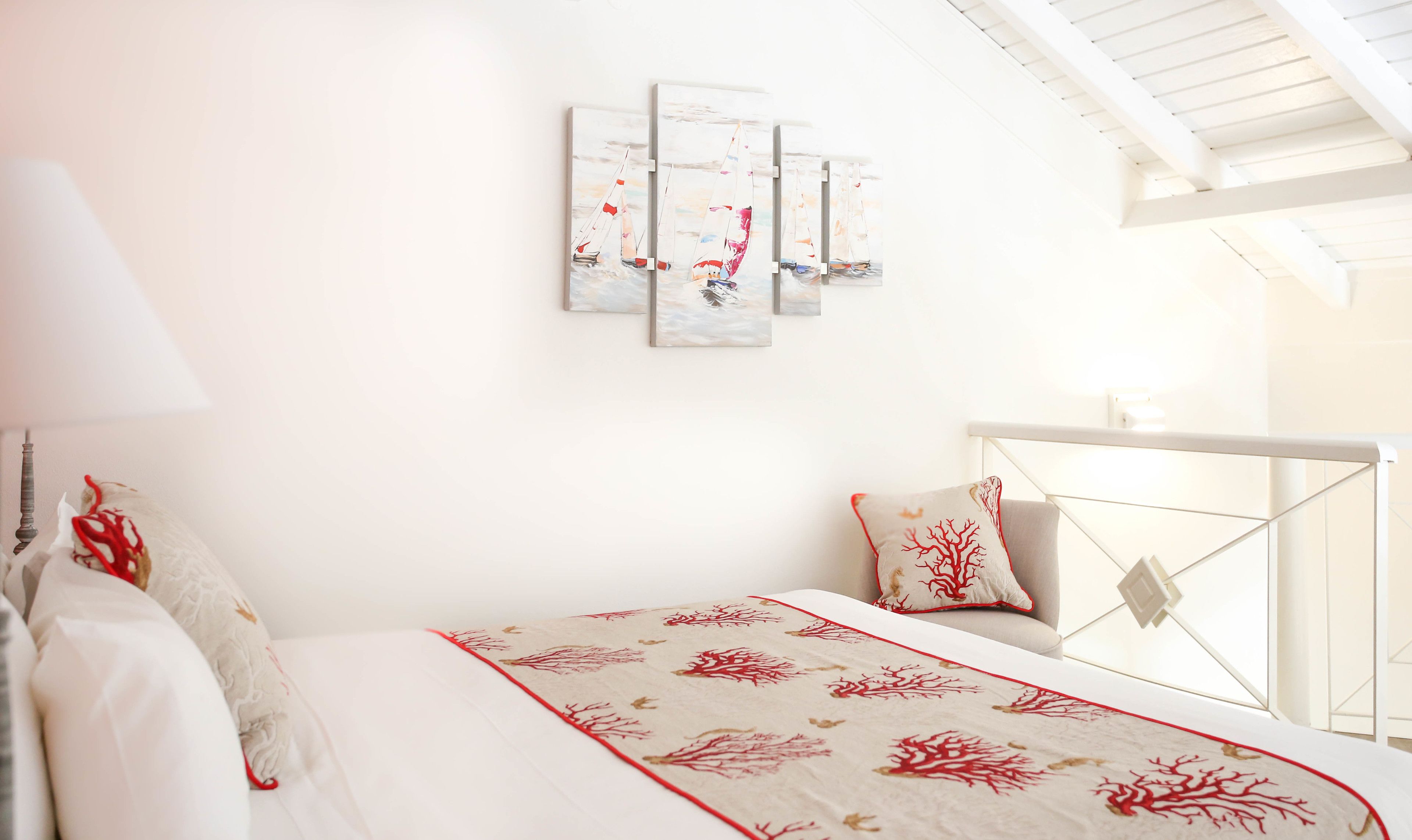 Un dormitorio con cama, mesita de noche, lámpara y ventana.