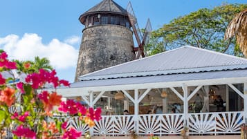 Aamiainen ja illallinen; kansainvälinen keittiö, näkymät uima-altaalle